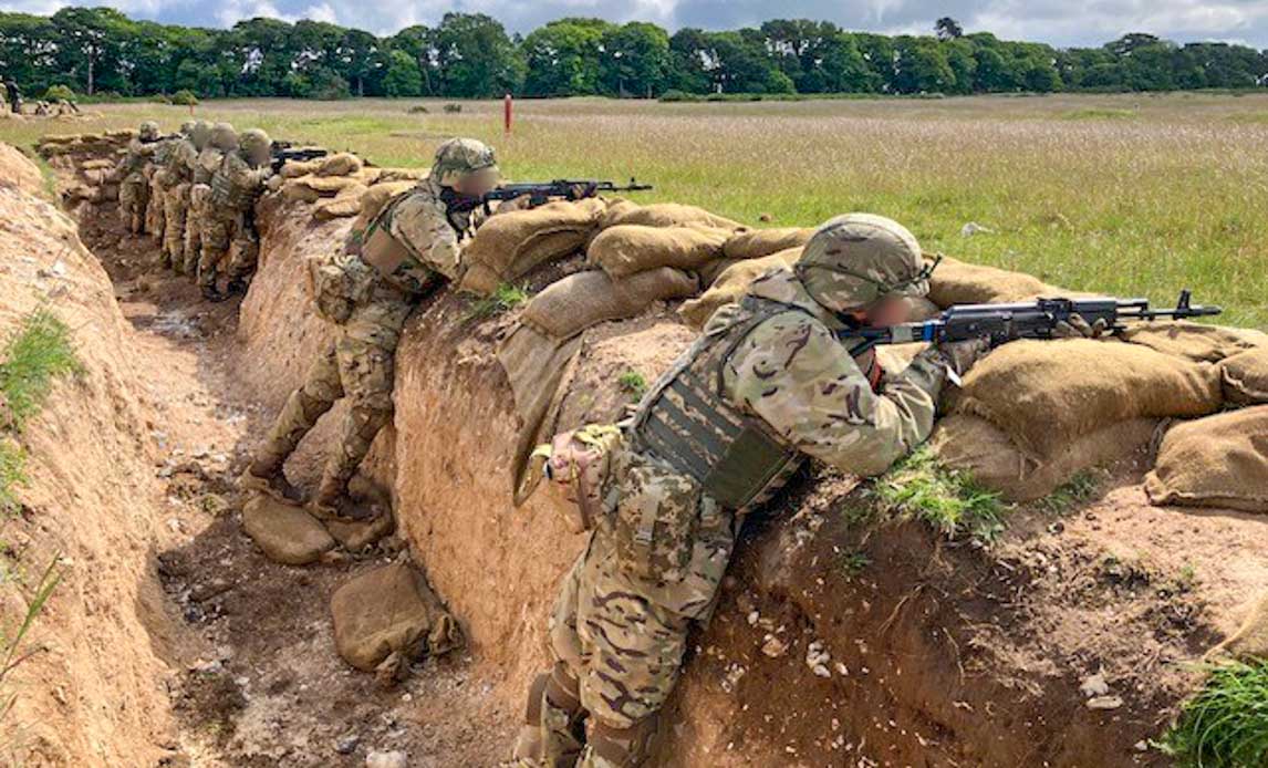 Ukrainske rekrutter på skydebanen i Storbritannien