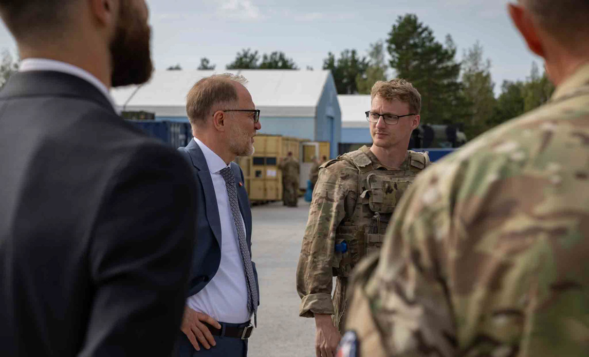 Den lettiske forsvarsminister tog sig god tid til at snakke med soldaterne, der viste deres køretøjer og materiel frem.