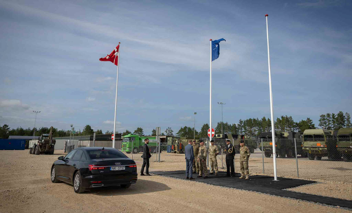 Ledelsen i FLF stod klar til at tage imod den lettiske forsvarsminister, Andris Sprūds, på flagpladsen i Camp Valdemar.
