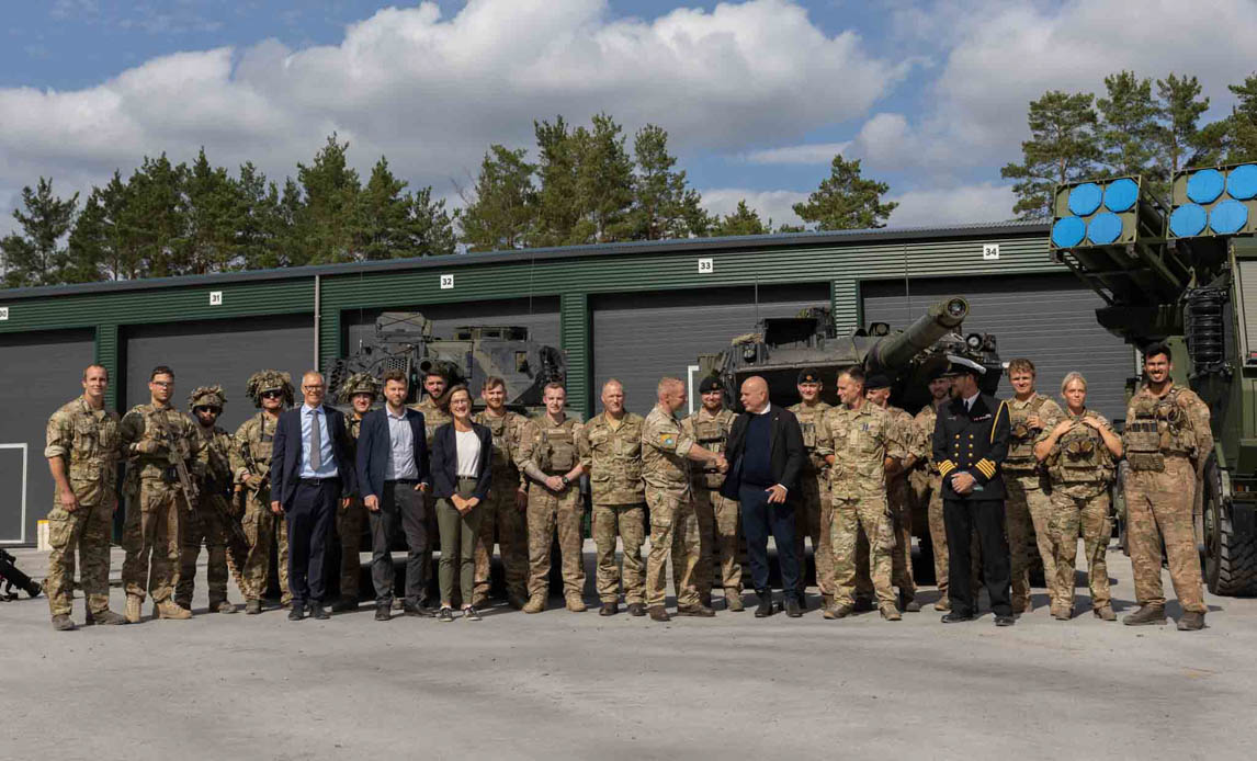 Folketingets Formand, Søren Gade, fik overrakt chefens mønt efter hans snak med soldaterne ved static display.