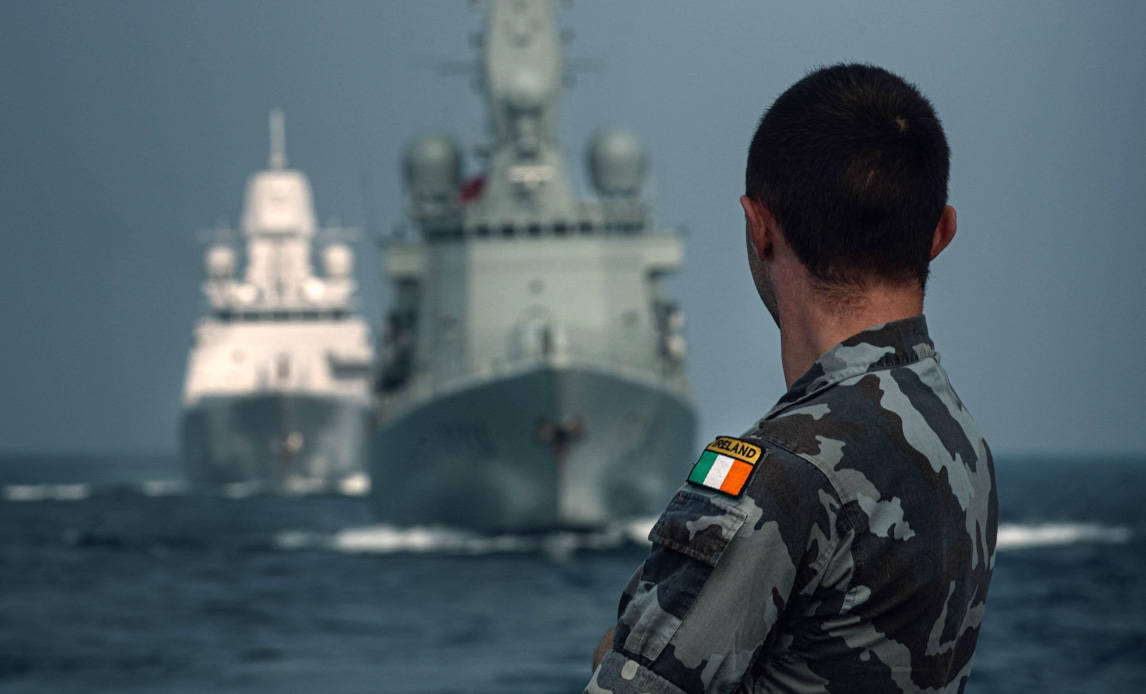 Mariner fra Irland ser på skibe fra SNMG 1