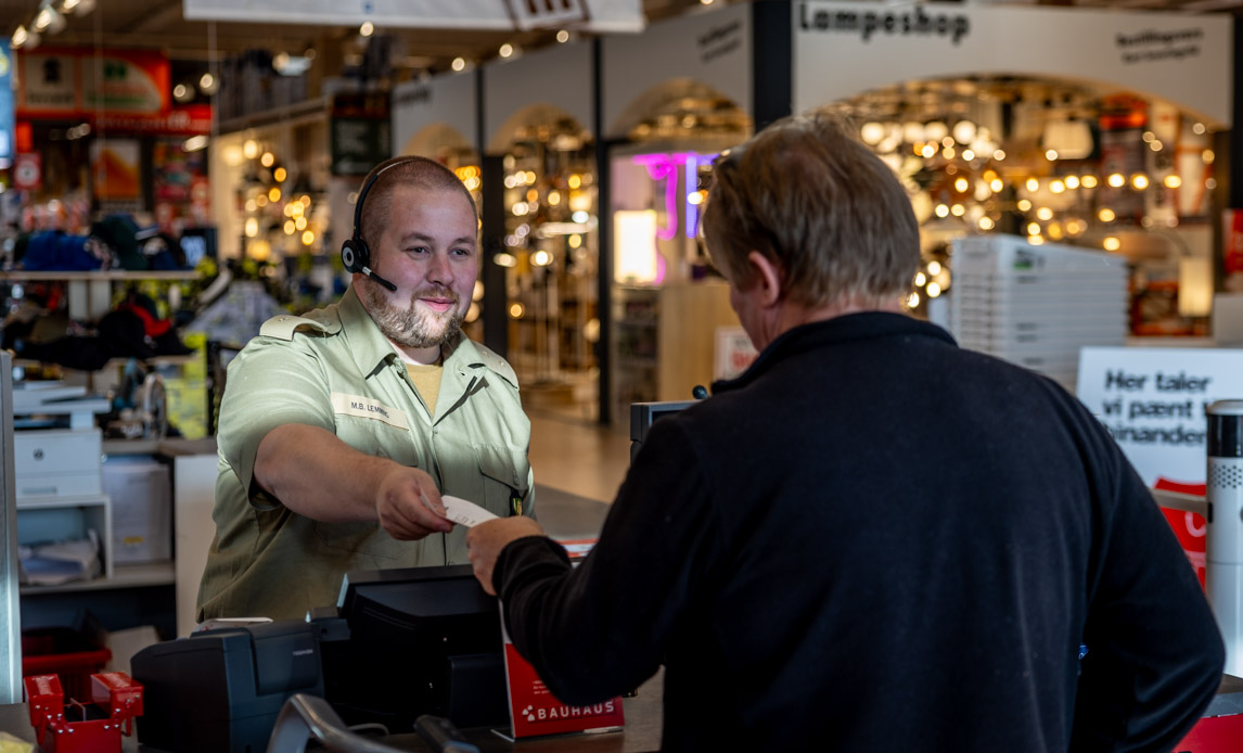SOldat fra hjemmeværnet på arbejde i Bauhaus i MTS-uniform