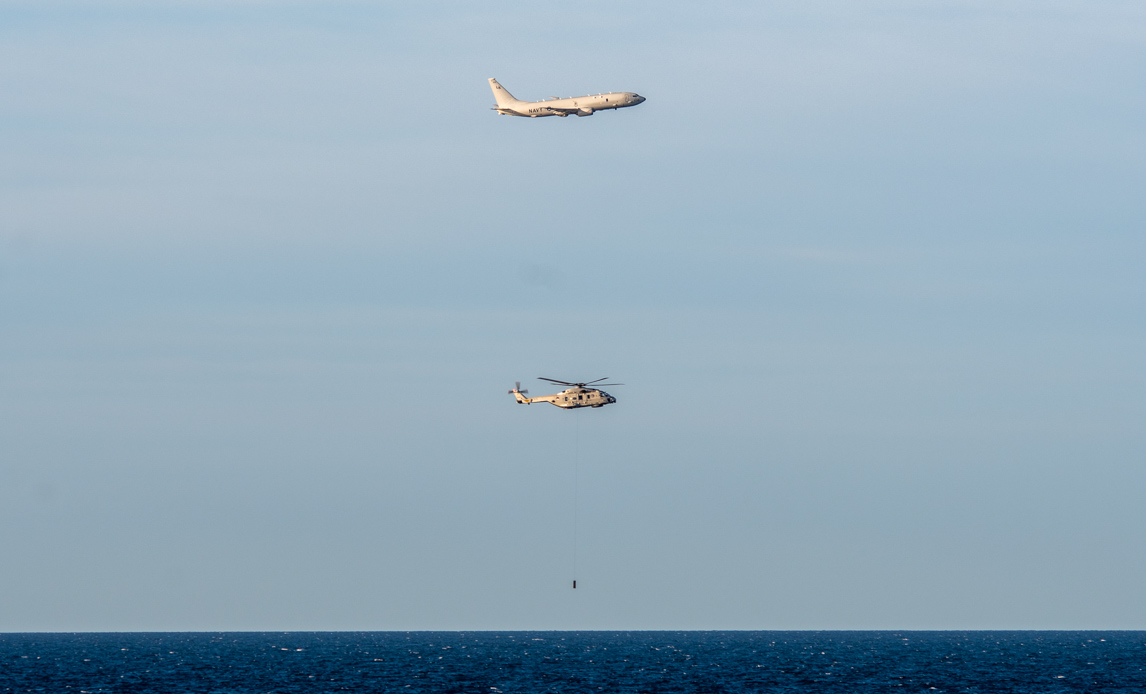 amerikansk p8 overflyver hollandsk helikopter.