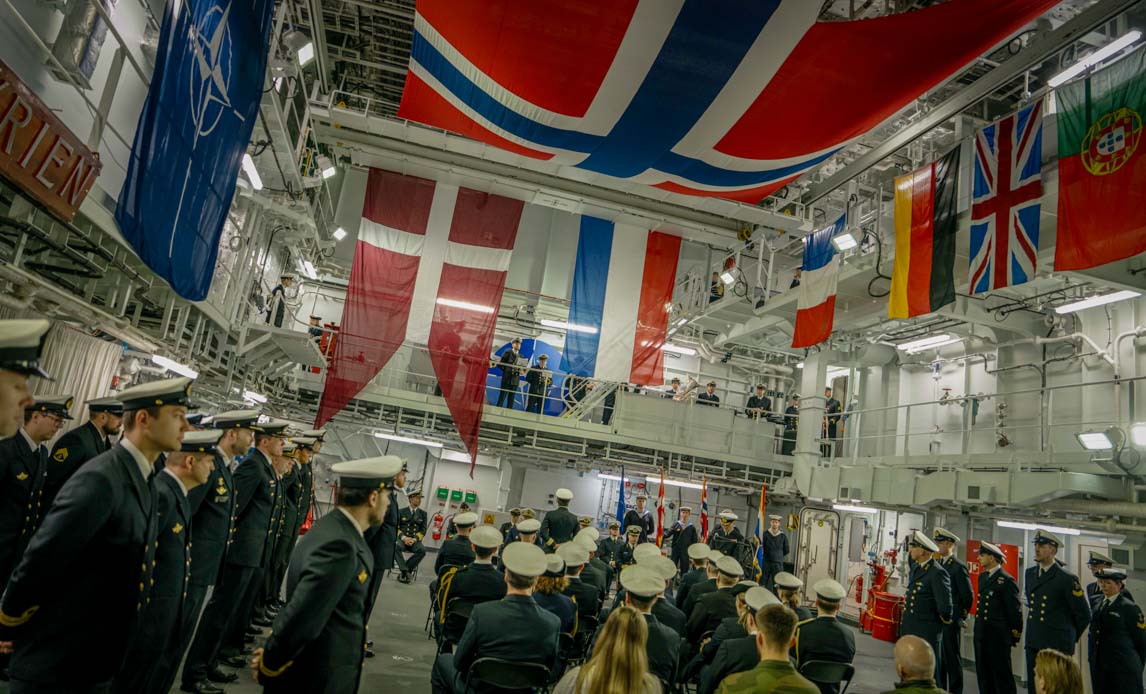 overdragelse af kommandoen over snmg1 fra danmark til nederlandende