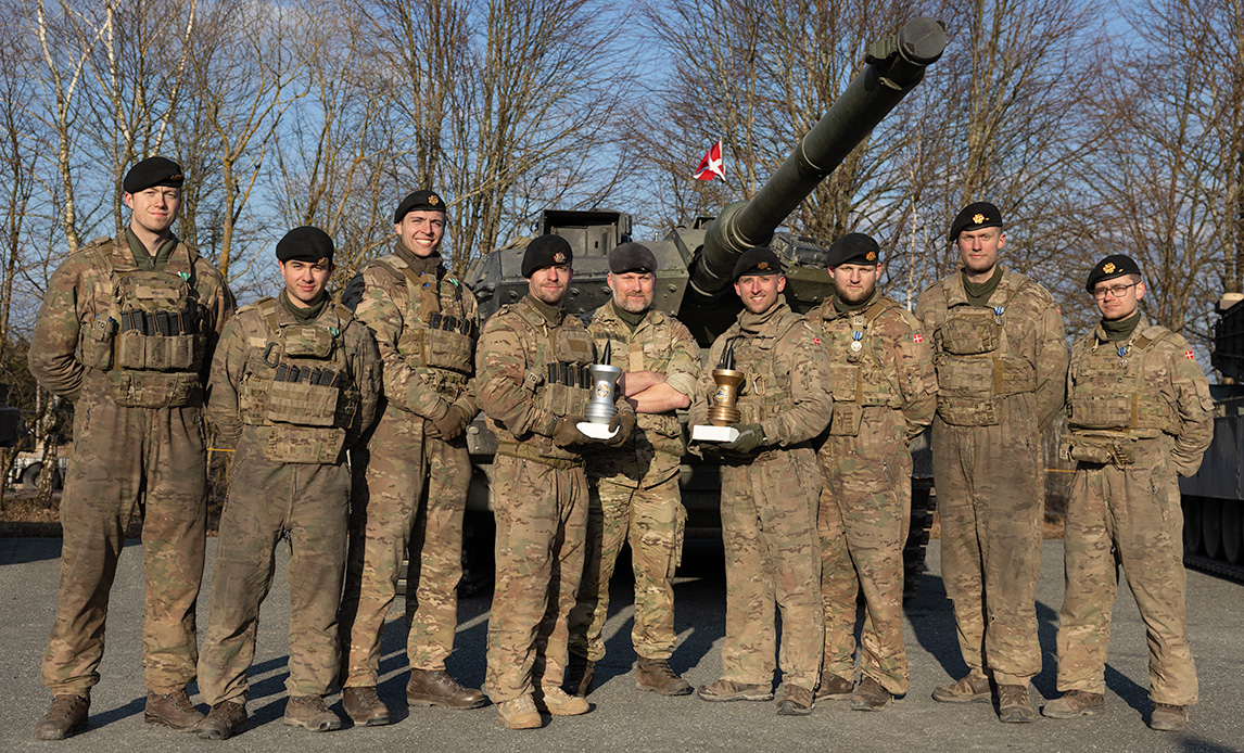 De to danske Leopard 2A7 besætninger, som efter en tæt kamp om pladserne tog hhv. sølv og bronze med til Jydske Dragonregiment.