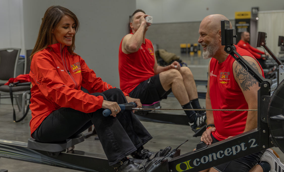 Både Prinsen og Prinsessen prøvede kræfter med romaskinerne, efter de danske roere havde trænet færdig.