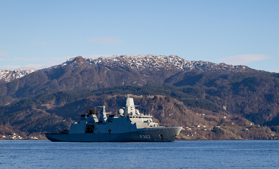 Fregatten Niels Juel i en norsk fjord under øvelse Arctic Dolphin