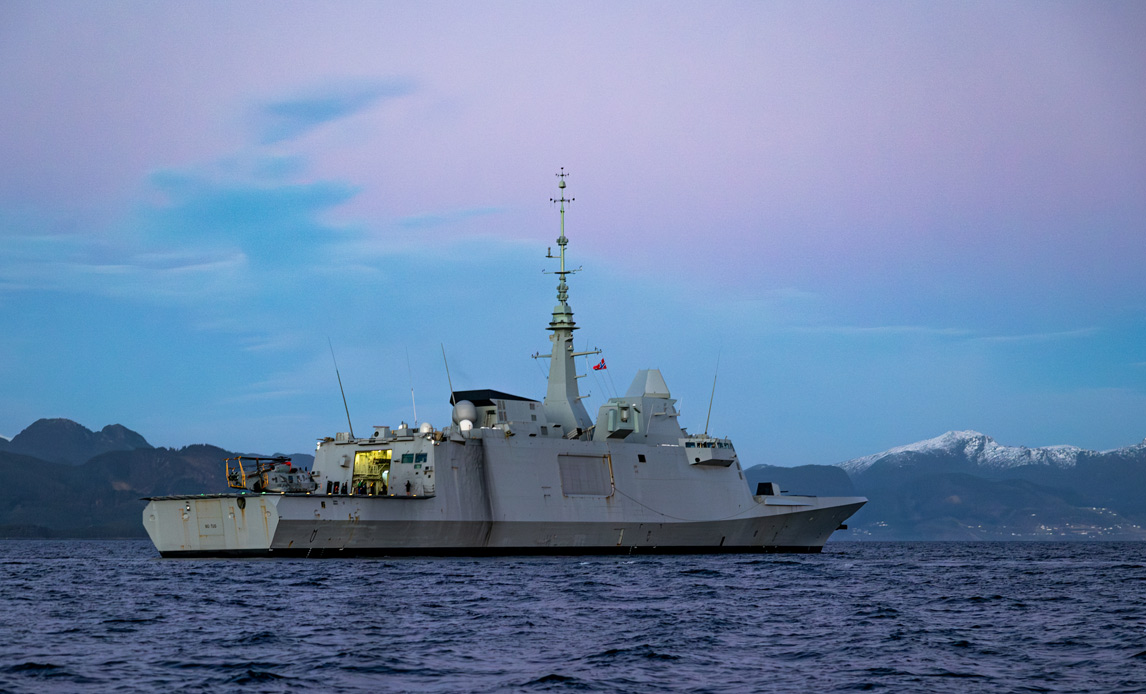 Fregatten Niels Juel i en norsk fjord under øvelse Arctic Dolphin