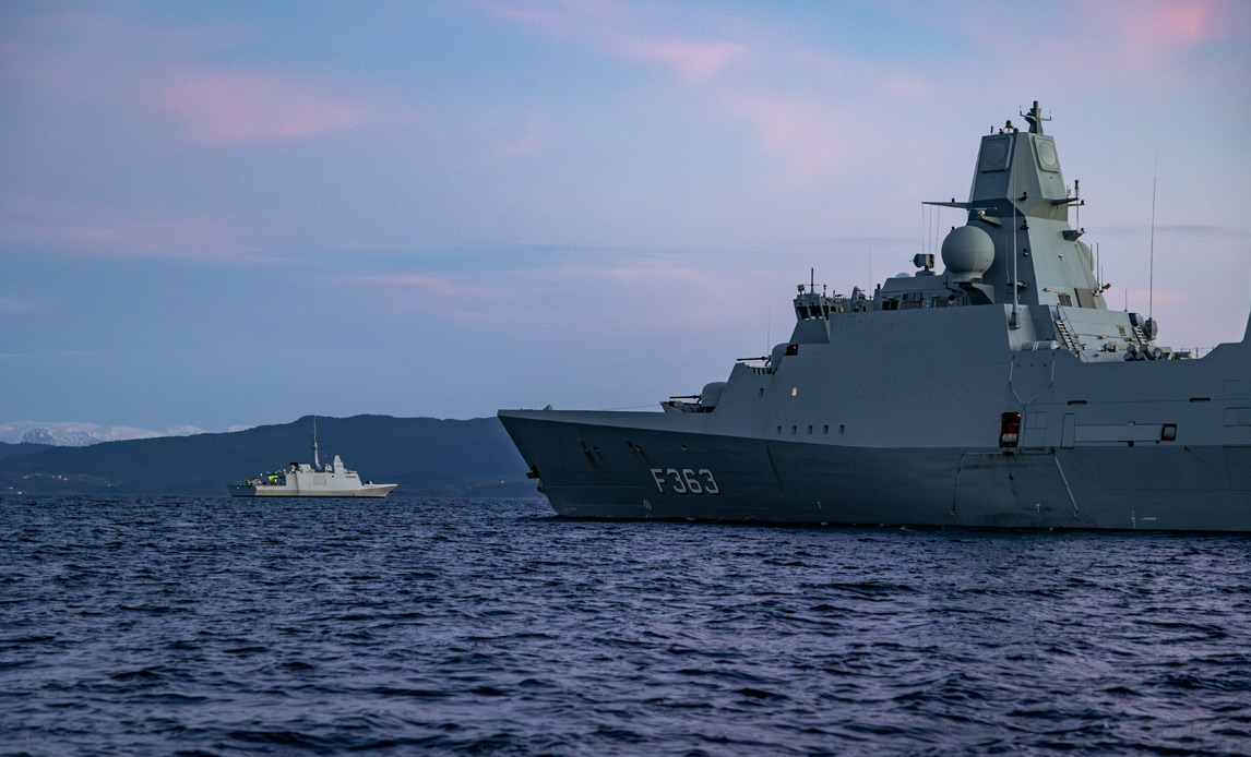 Fregatten Niels Juel i en norsk fjord under øvelse Arctic Dolphin