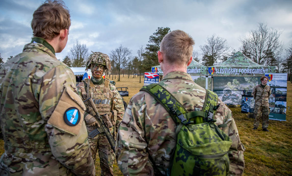 unge værnepligtige i sank med professionel soldat