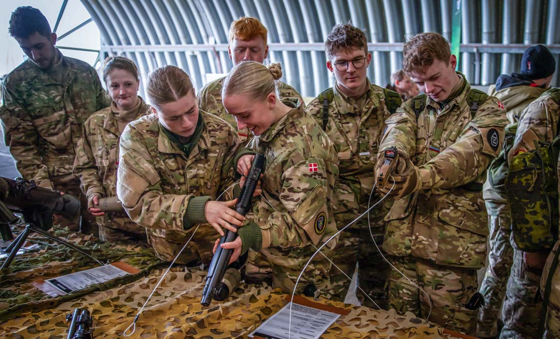 fremvisning af jægerkorpsets våben
