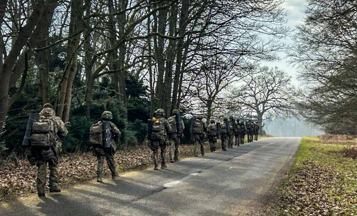 ukrainske soldater på march