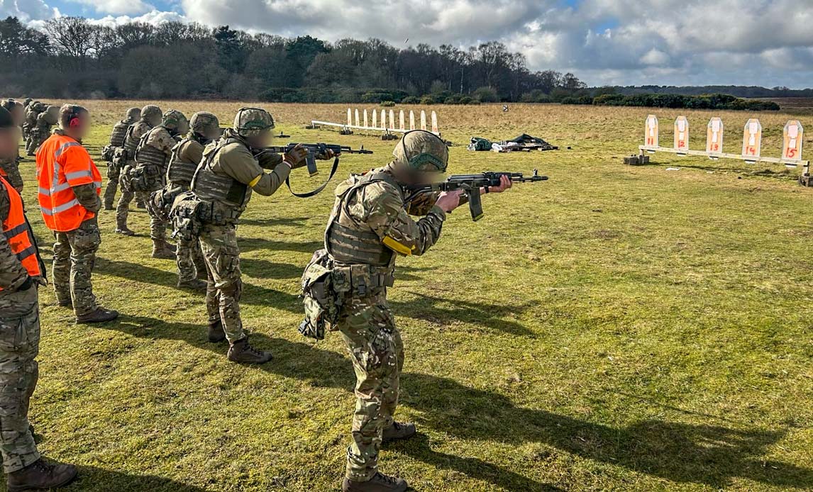 Ukrainske soldater i UK skyder med skarpt