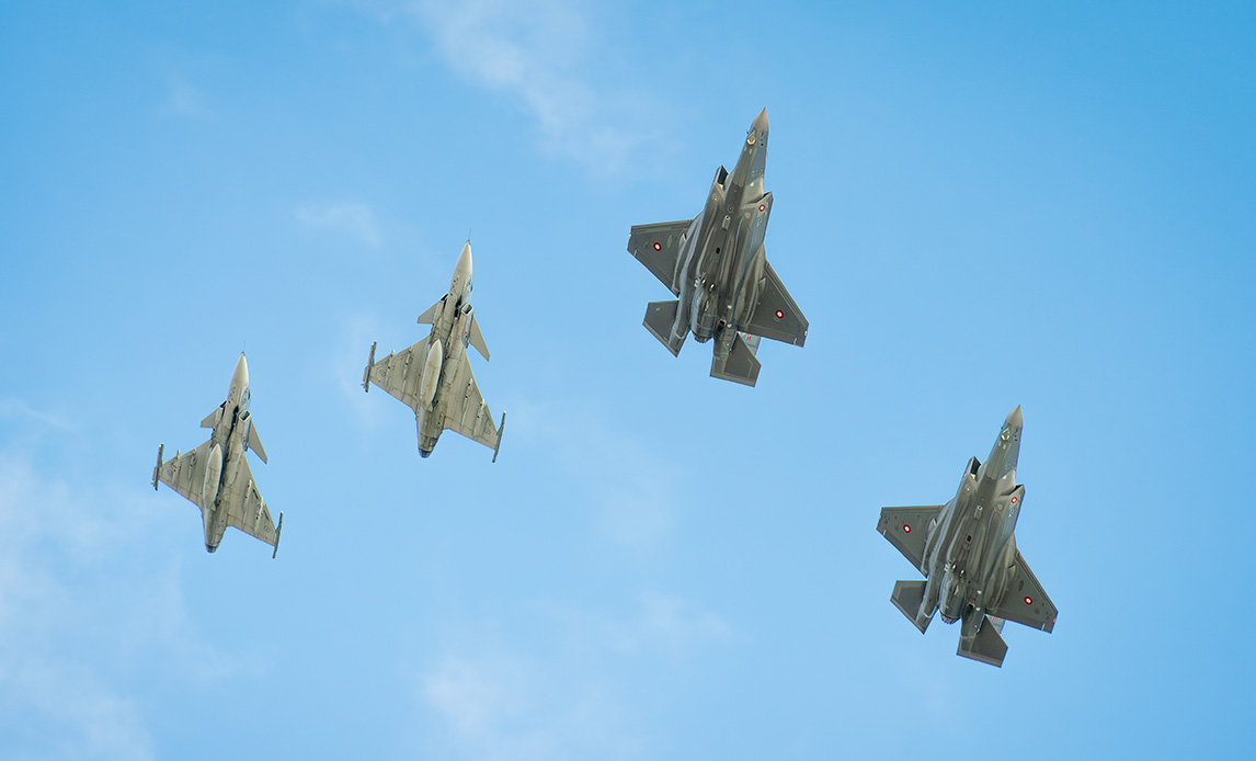 kampfly på himlen over danmark