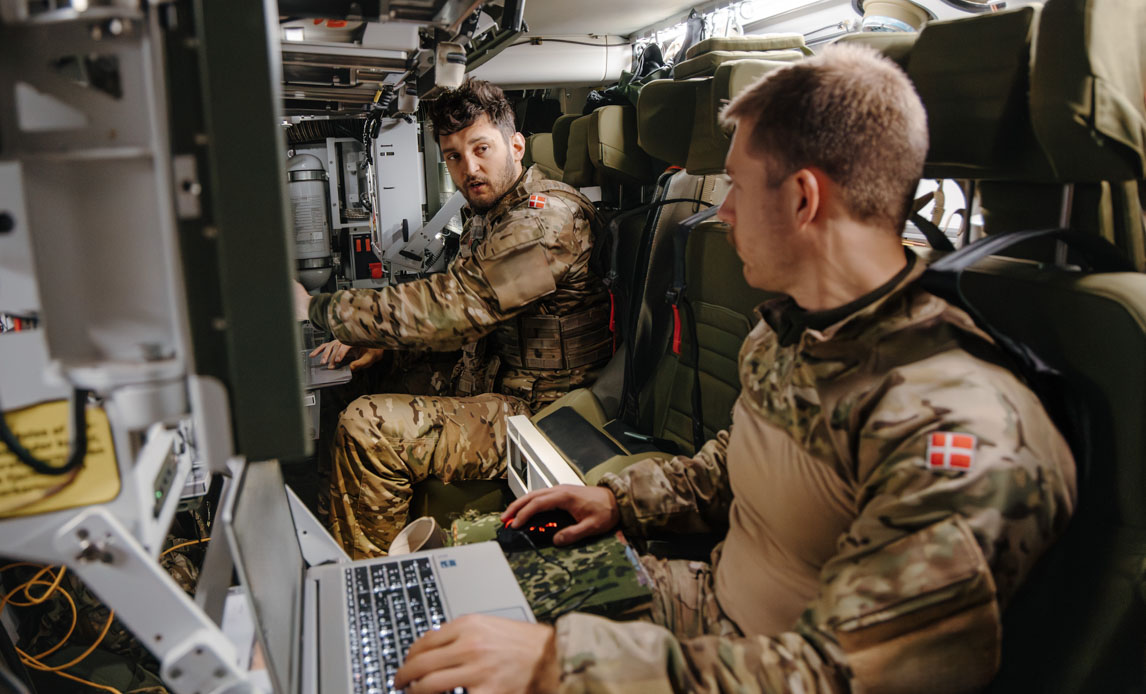 soldater på stabsøvelse foran computer
