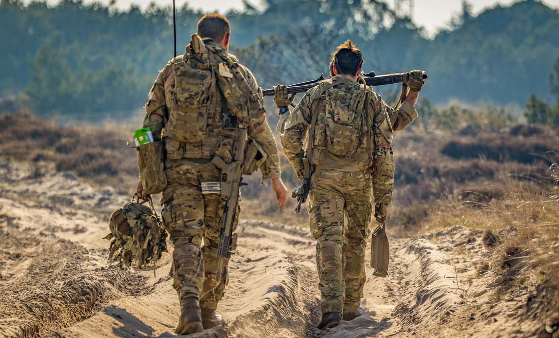 2 soldater går ud i øvelsesterræn i Oksbøl