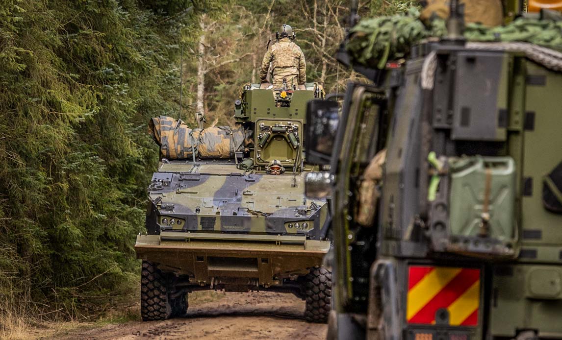 pansrede køretøjer på skovvej