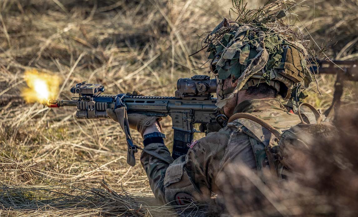 soldat skyder. mundingsild ses