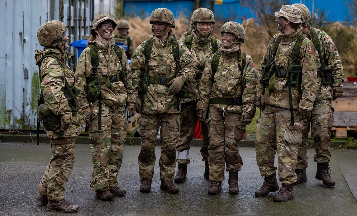 Værnepligtige fra Søværnet på skolen i Hvims