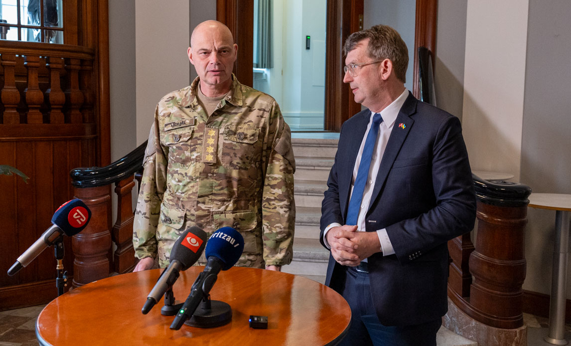 Forsvarschef Michael Hyldgaard og forsvarsminister Troels Lund Poulsen præsenterer fremrykningen.