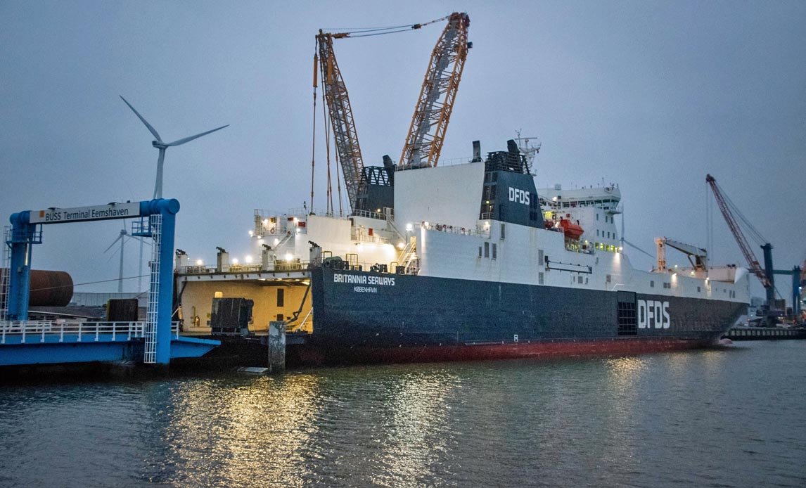 Skibet Britannia Seaways ligger til i Eemshaven og støtter med at transportere materiel og køretøjer for Forsvaret i forbindelse med en øvelse i Holland.