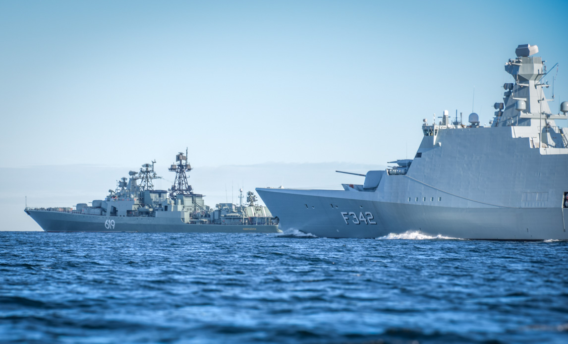 Fregatten Esbern Snare (th) og den russiske destroyer Severomorsk (tv).