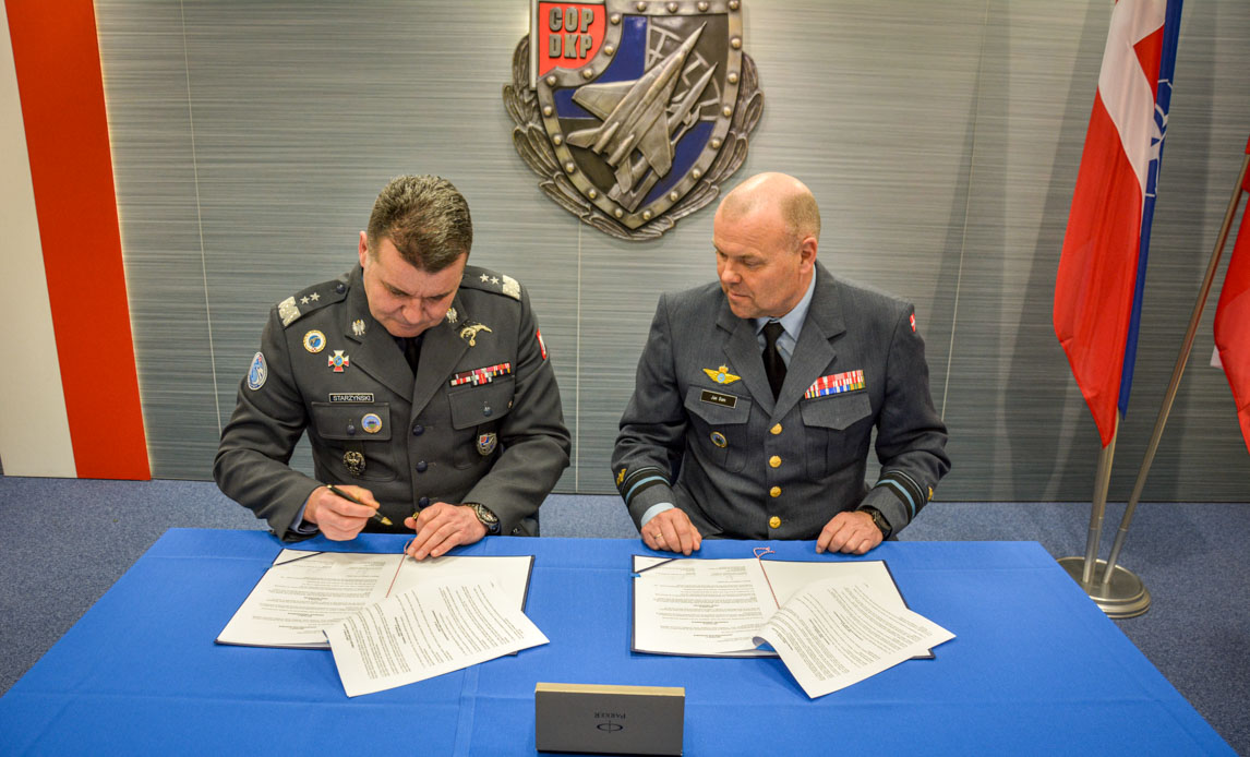 Underskrivelse af aftalen.