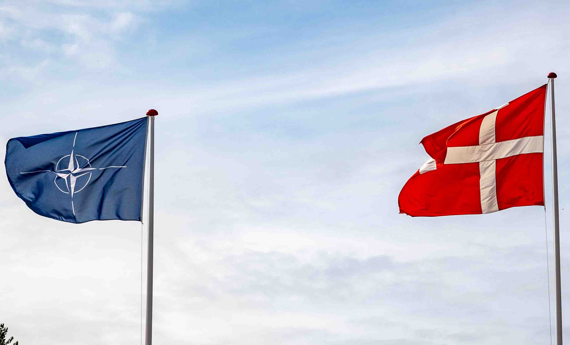 Dannebrog og NATO-flag
