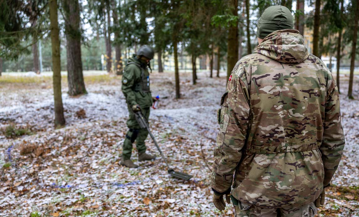 Dansk instruktør uddanner bomberydderwe
