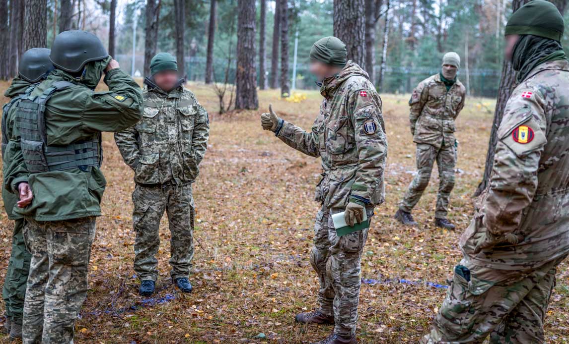 dansk instruktør uddanner ukrainske ammunitionsryddere