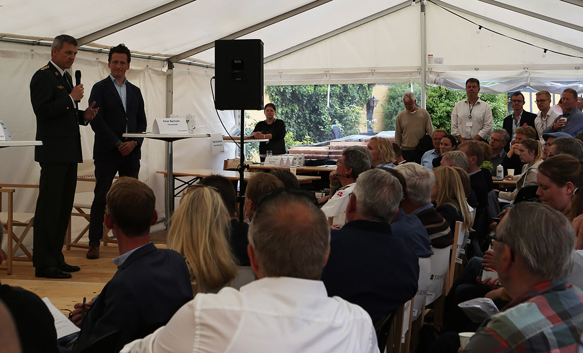 Daværende forsvarschef Peter Bartram deltog på folkemødet i 2014