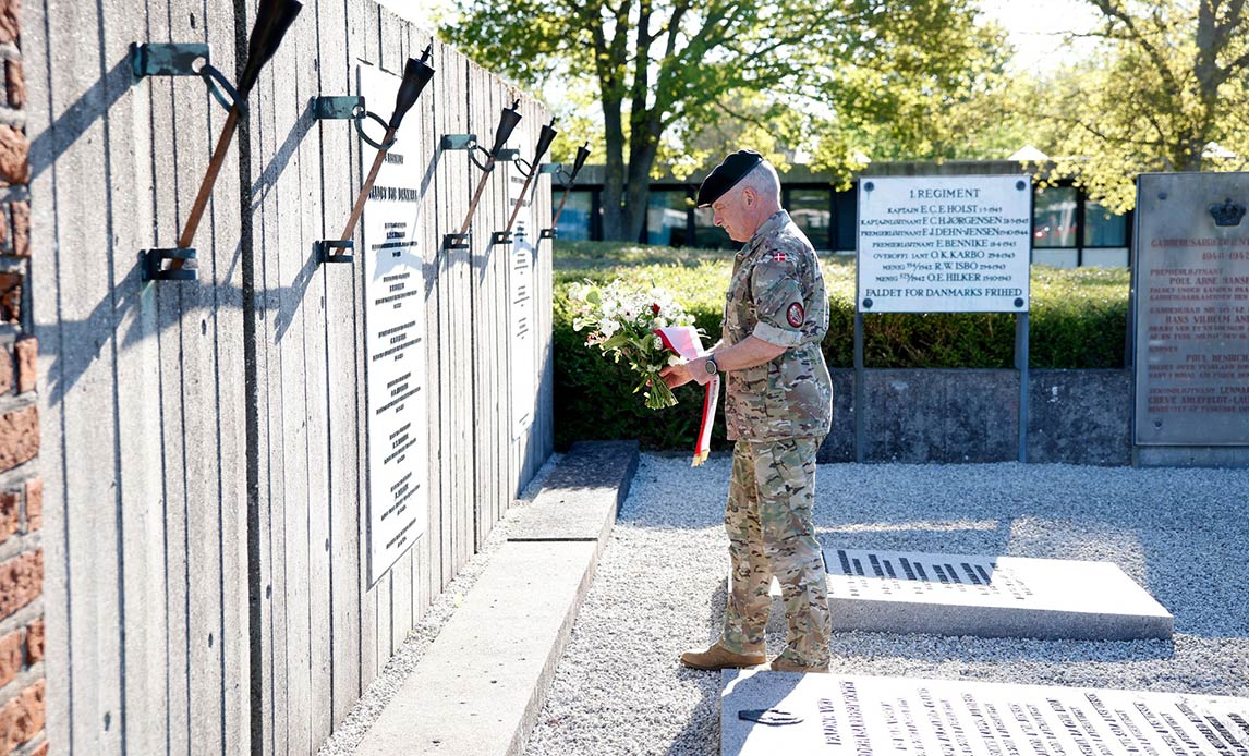 Kranselægning på Gardehusarkasernen