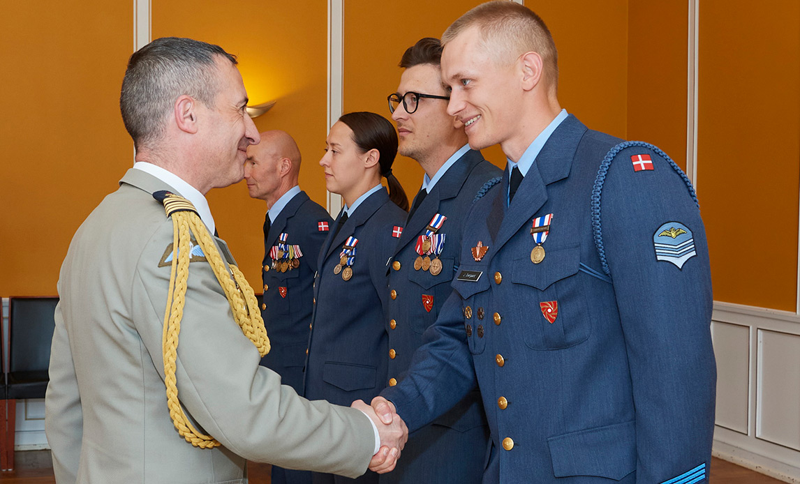 Hundeførerne fik tildelt Médaille de la Protection du Territoire for deres indsats i beskyttelsen af det franske territorium.
