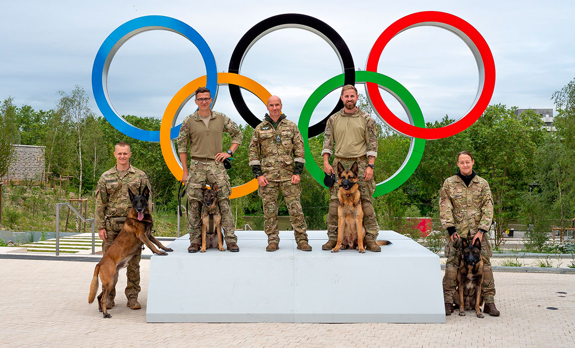 Hundene er af racerne schæfer og malinois og er alle fire uddannet som patrulje- og sprængstofhunde.