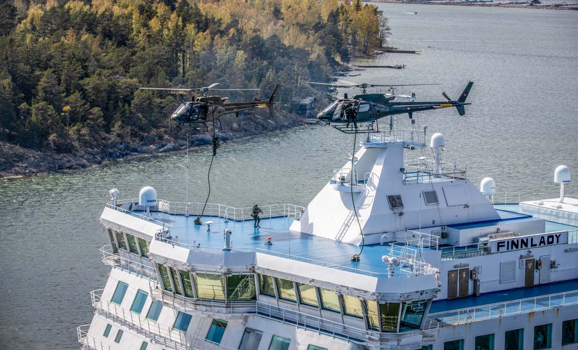 Helikoptere over en finsk færge