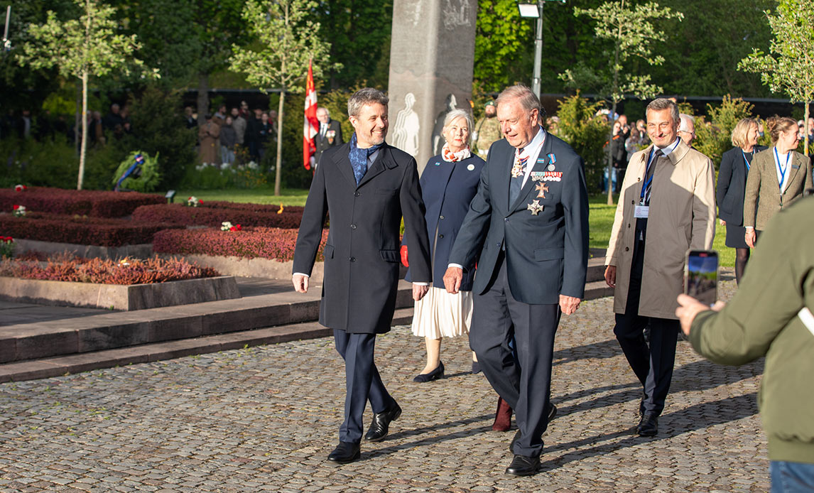 Kongen ankommer til markering af befrielsen i Mindelunden