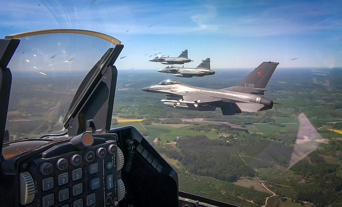 Kampfly fra Danmark, Sverige og Finland har deltaget i en fælles øvelse over Østersøen for at kæmpe mod en simuleret fjende på svensk territorium. Foto: Forsvarsmakten