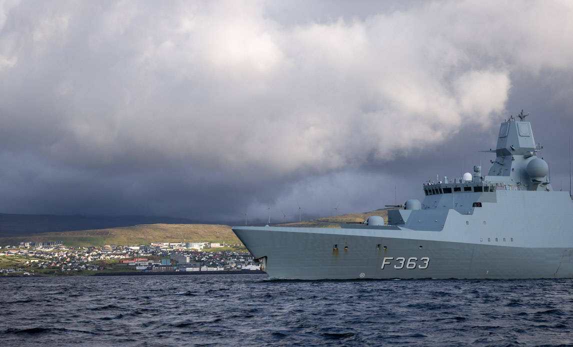 Fregatten Niels Juel passerede torsdag Færøerne på vej mod Grønland. Foto: Simon Elbeck / Forsvaret