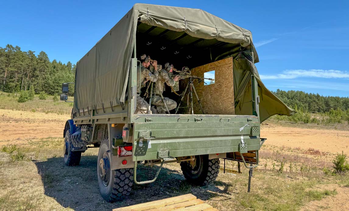 Finskytter på lade af lastbil under konkurrence