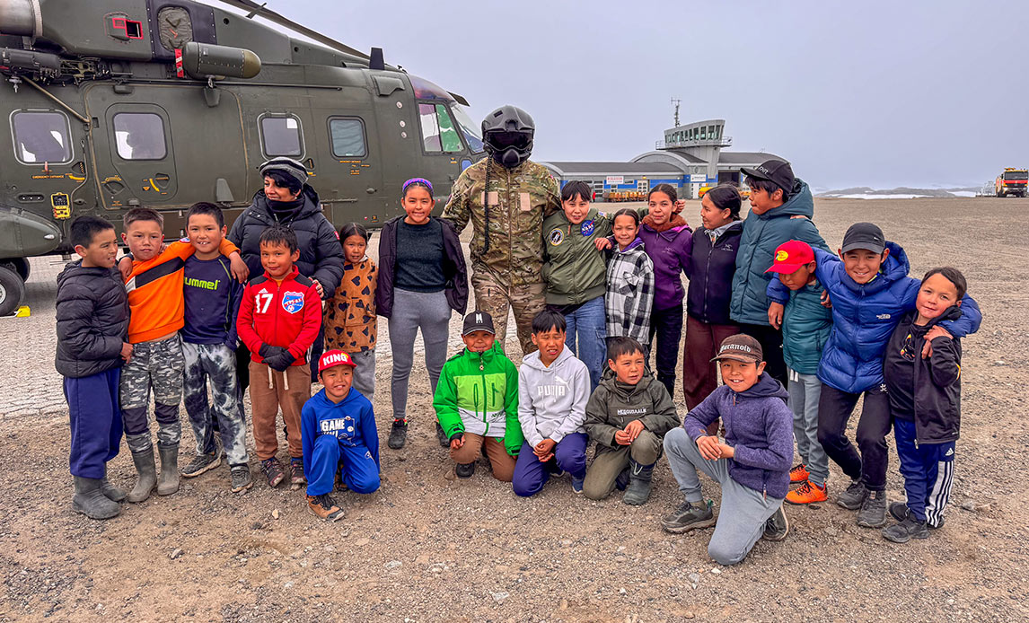 I den østgrønlandske bygd Kulusuk stoppede helikopterbesætningerne ned og inviterede de lokale på rundvisning i redningshelikopterne og en flyvende redningsdemonstration.
