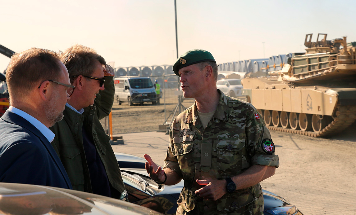 Forsvarsministeren blev vist rundt på det Midlertidige Militære Område på Esbjerg Havn, hvor det amerikanske klargøres til videre transport.