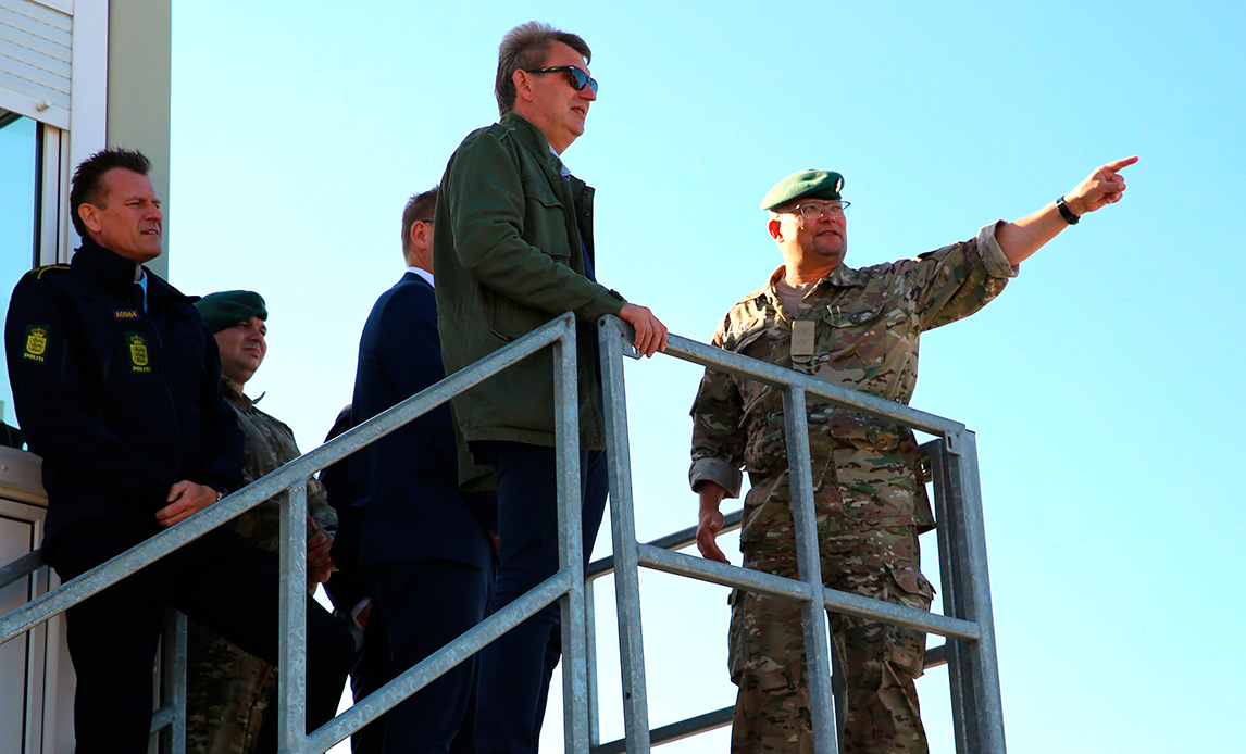 For at få det samlede overblik over materiellet måtte ministeren og de øvrige gæster lidt op i højden, hvor chefen for Hjemmeværnsdistrikt Syd- og Sønderjylland orienterede om operationen.
