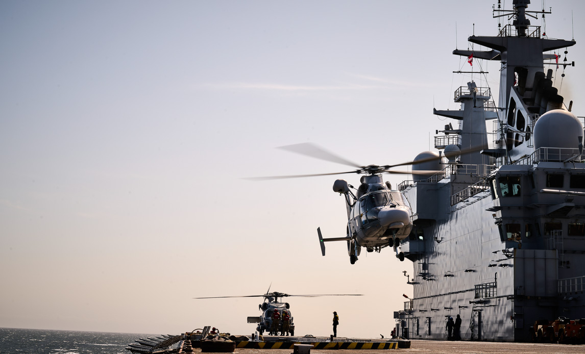 Dansk og fransk helikoptere på det franske helikopterhangarskib Mistral.