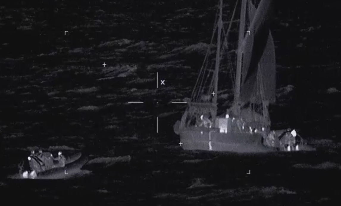 Gummibåd fra fregatten Niels Juel på vej mod det norske sejlskib.