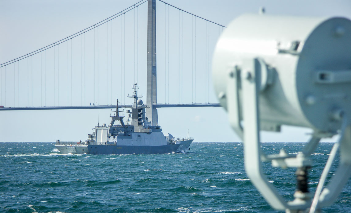 Russisk korvet ved Storebæltsbroen.