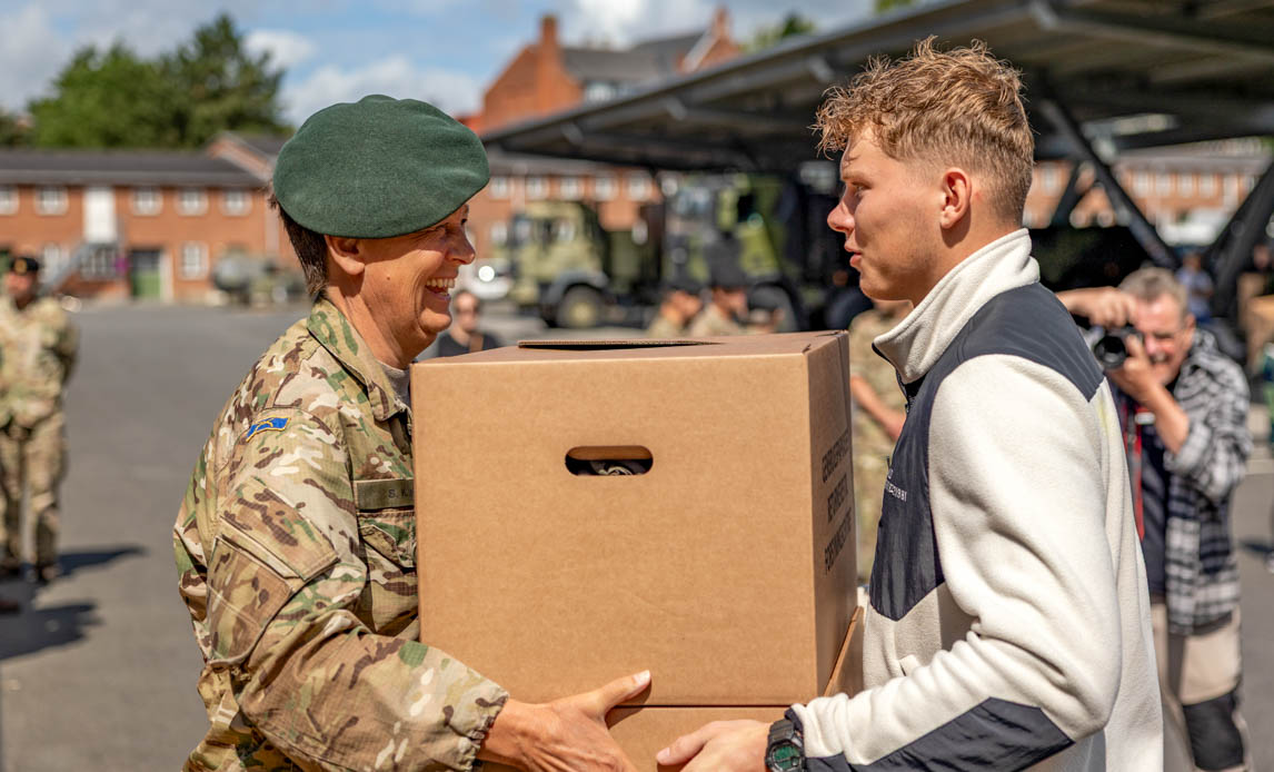 Susanne Lund overrækker en af de første uniformer.