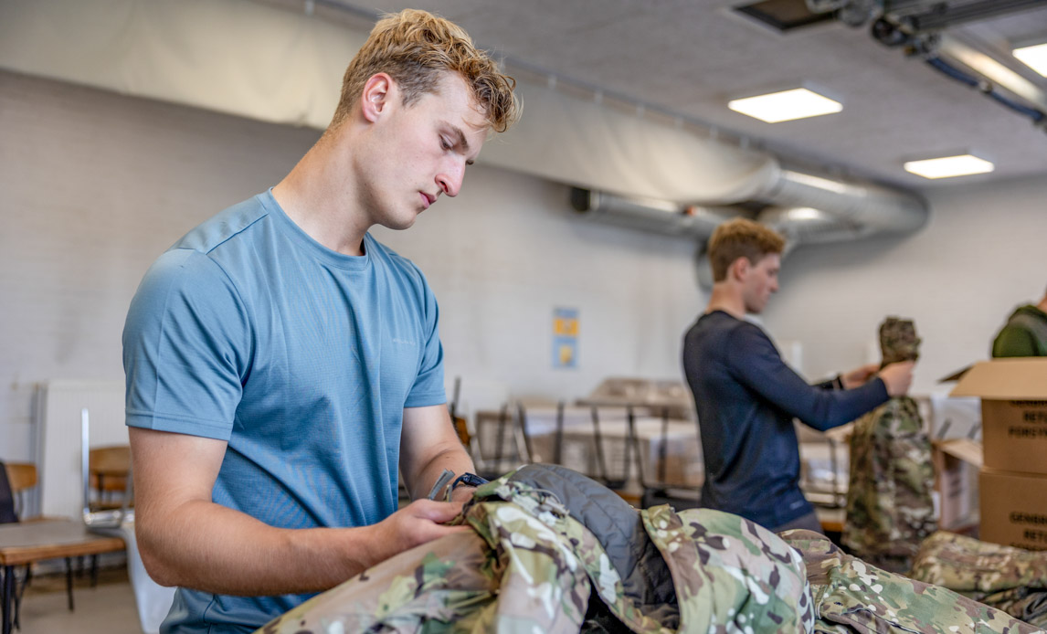 Soldat pakker ny uniform ud