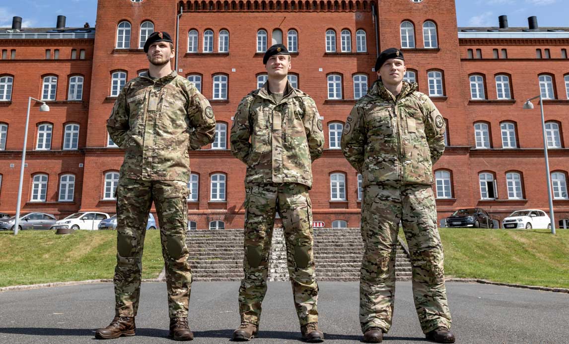 tre sodlater i forsvarets nye uniform