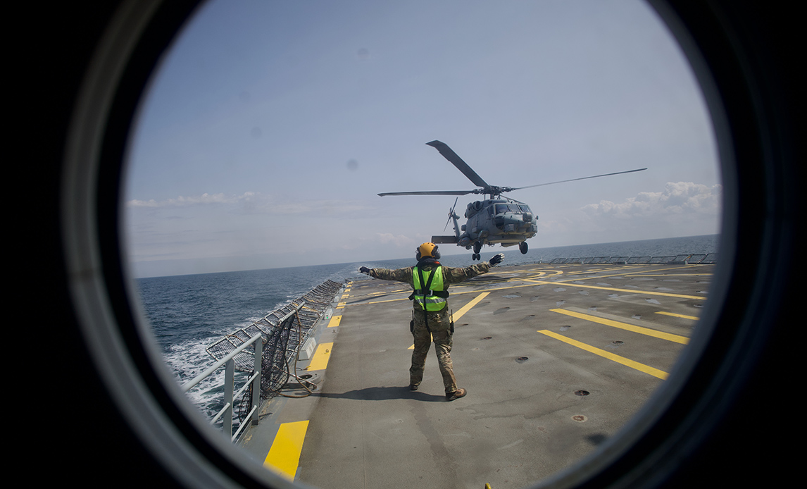 Helikopter lander på skib