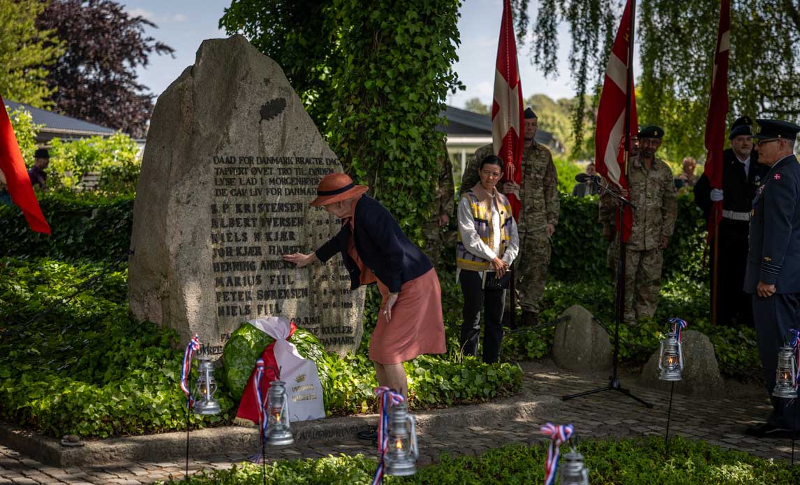 Dronning Margrethe ved mindestenen for Hvidstengruppen